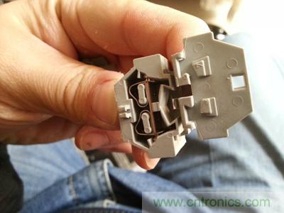 手工打造太陽(yáng)能充電照明系統:點(diǎn)亮LED給手機充電