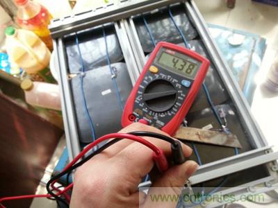 手工打造太陽(yáng)能充電照明系統:點(diǎn)亮LED給手機充電