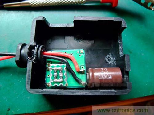 DIY:自制安全高效車(chē)用手機充電器