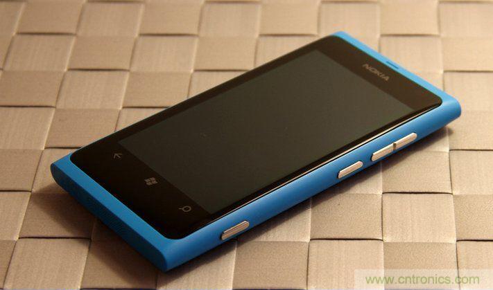 拆解諾基亞Lumia800,做工依舊精細！