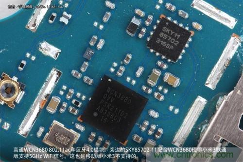 高通WCN3680 802.11ac和藍牙4.0模塊，旁邊的SKY85702-11配合其使用5GHz Wi-Fi頻段