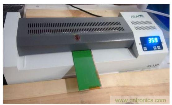 將安裝了密封薄膜的電路板再送進(jìn)層壓機8次
