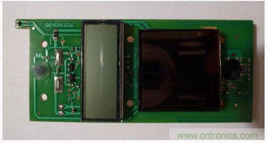 圖5：移開(kāi)電池后的PCB另一面。