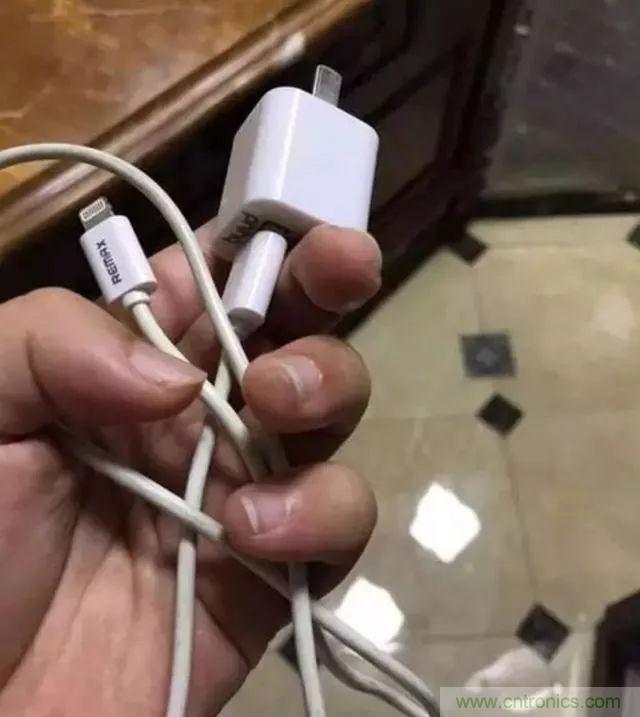 拆了個(gè)電容之后，我的iPhone也會(huì )自動(dòng)訂房了